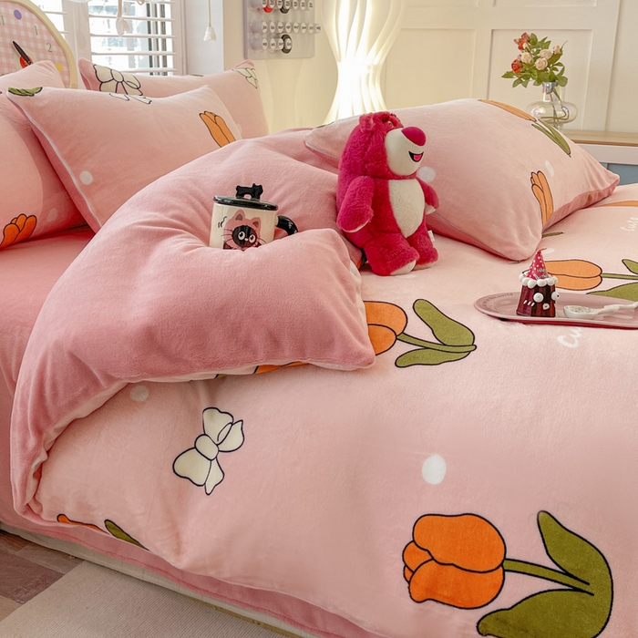 91家纺网 家纺一手货源 找家纺 鸿羽樱家纺《原伊菲晓》 2025新款小清新牛奶绒印花四件套 粉郁金