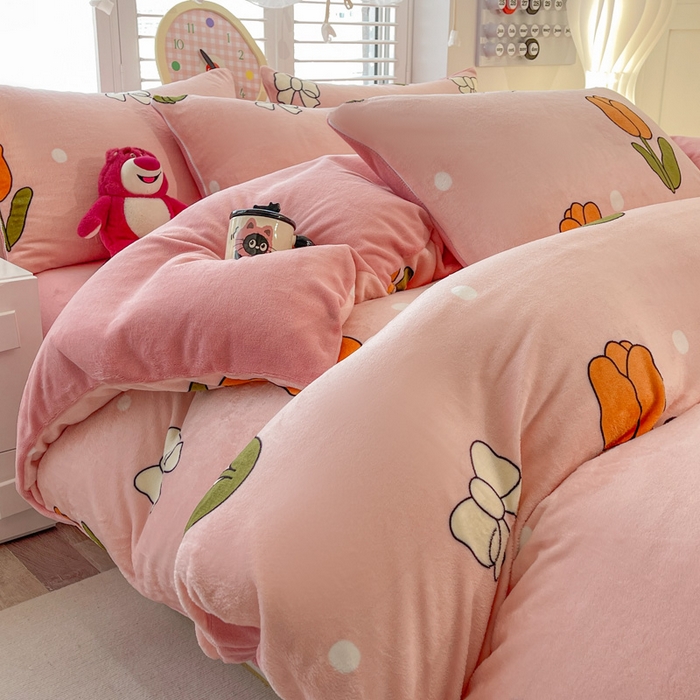 91家纺网 家纺一手货源 找家纺 鸿羽樱家纺《原伊菲晓》 2025新款小清新牛奶绒印花四件套 粉郁金