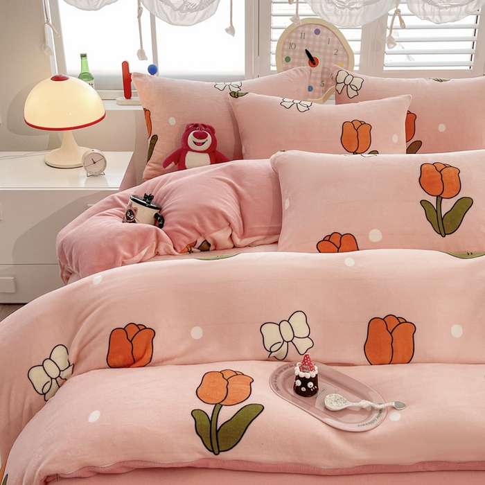 91家纺网 家纺一手货源 找家纺 鸿羽樱家纺《原伊菲晓》 2025新款小清新牛奶绒印花四件套 粉郁金