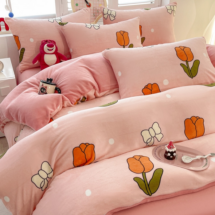 91家纺网 家纺一手货源 找家纺 鸿羽樱家纺《原伊菲晓》 2025新款小清新牛奶绒印花四件套 粉郁金