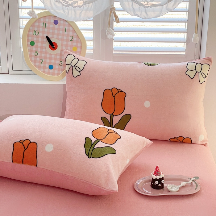 91家纺网 家纺一手货源 找家纺 鸿羽樱家纺《原伊菲晓》 2025新款小清新牛奶绒印花四件套 粉郁金