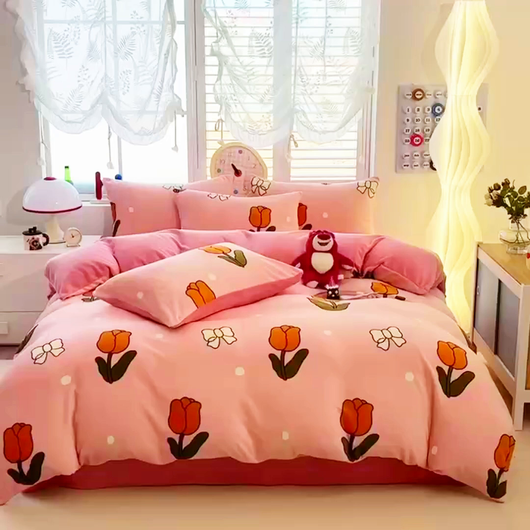 91家纺网 家纺一手货源 找家纺 鸿羽樱家纺《原伊菲晓》 2025新款小清新牛奶绒印花四件套 粉郁金