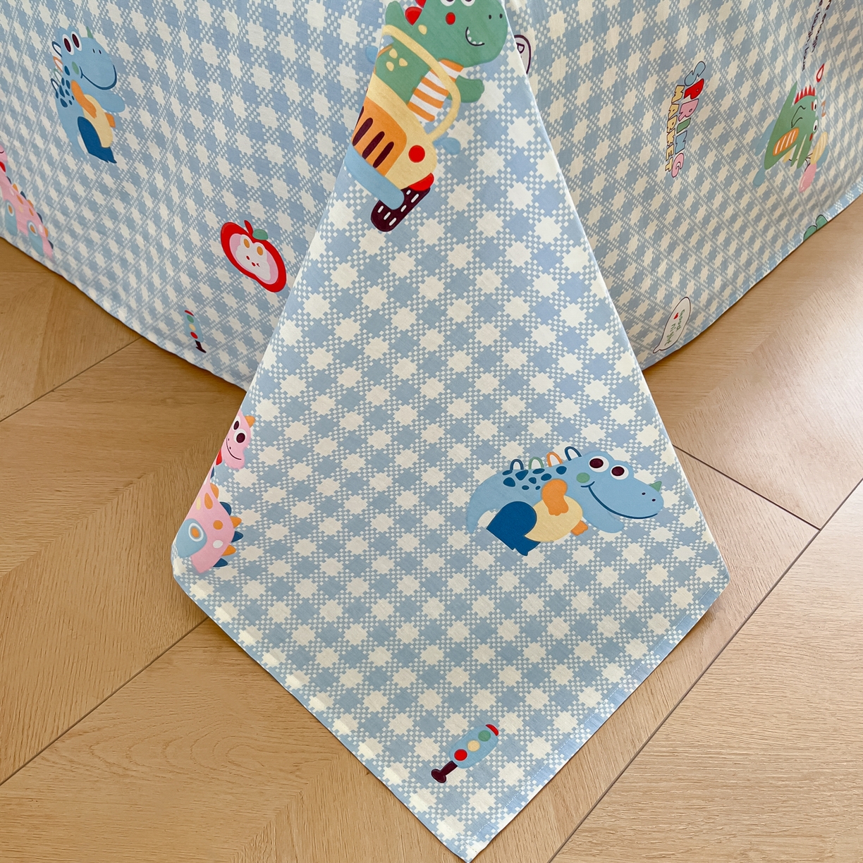 91家纺网 家纺一手货源 找家纺 花梦欣 2025新款全棉印花单品系列-四件套 大眼恐龙蓝