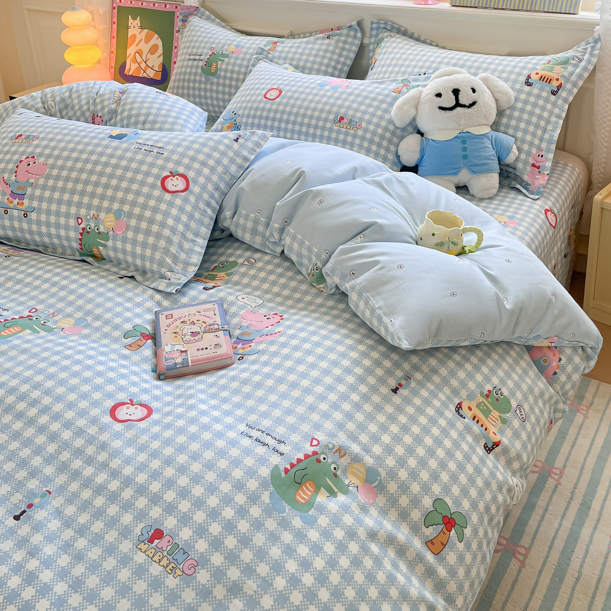 91家纺网 家纺一手货源 找家纺 花梦欣 2025新款全棉印花单品系列-四件套 大眼恐龙蓝