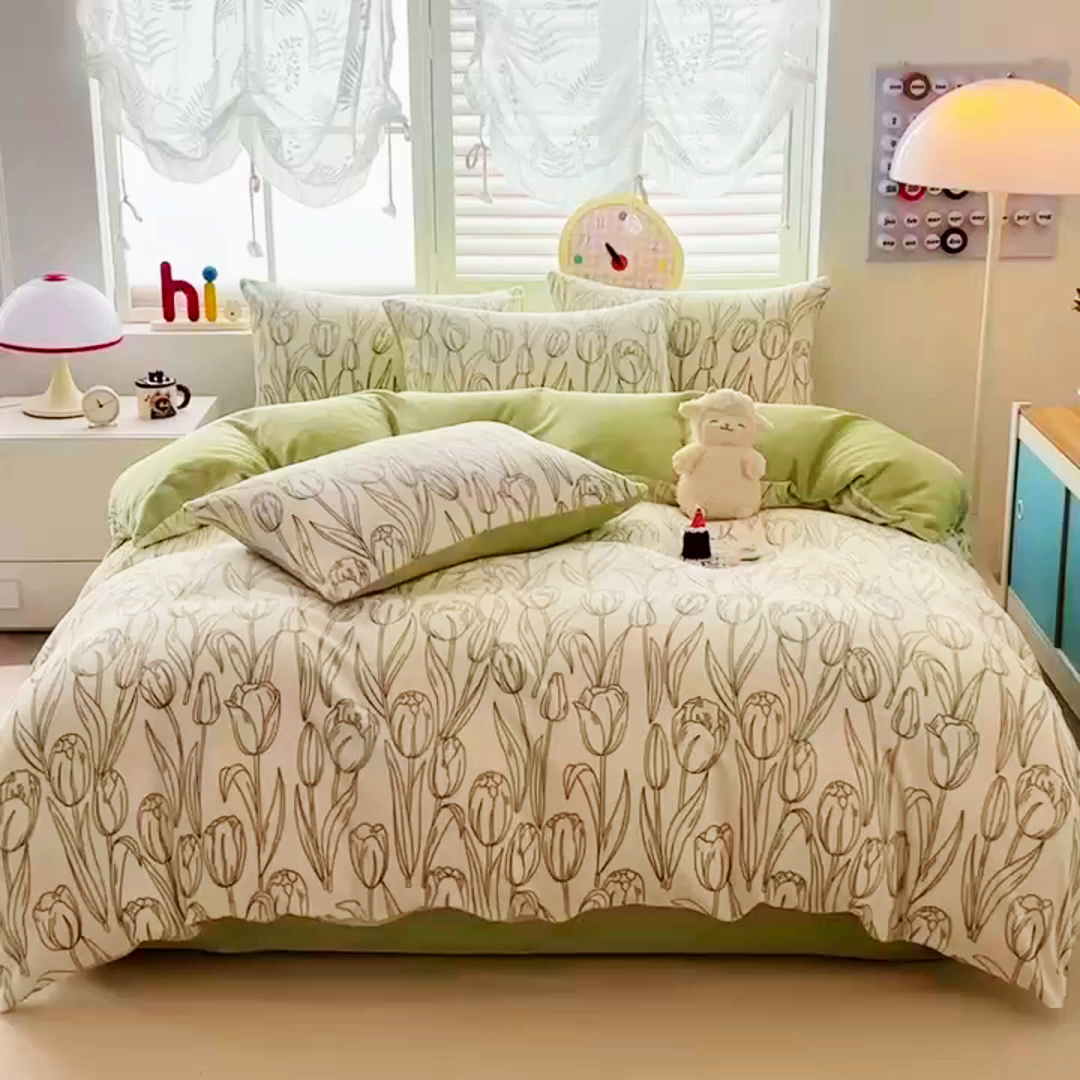 91家纺网 家纺一手货源 找家纺 鸿羽樱家纺《原伊菲晓》 2025新款小清新牛奶绒印花四件套 花束