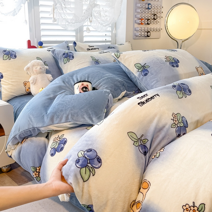 91家纺网 家纺一手货源 找家纺 鸿羽樱家纺《原伊菲晓》 2025新款小清新牛奶绒印花四件套 蓝莓小熊