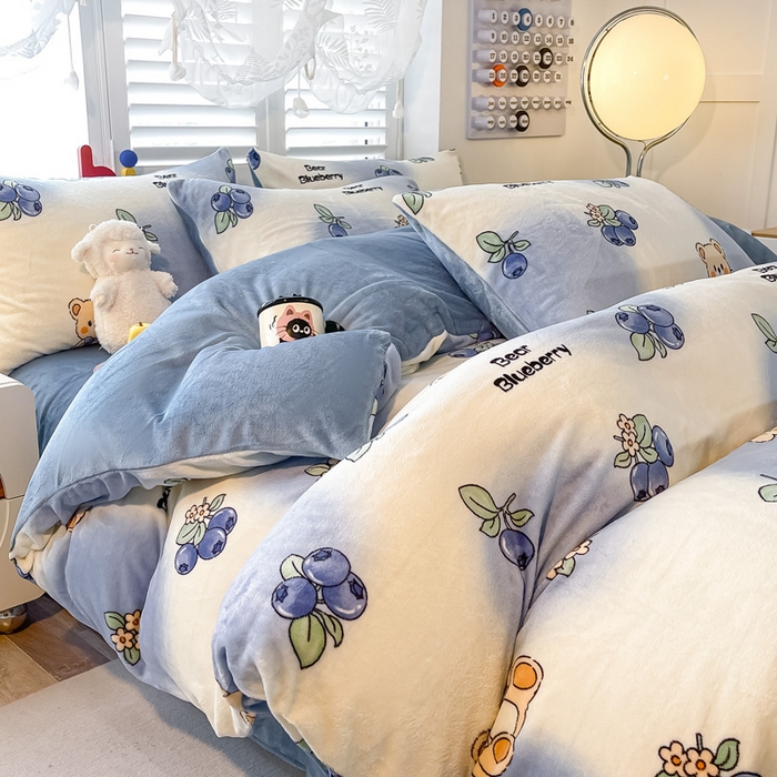 91家纺网 家纺一手货源 找家纺 鸿羽樱家纺《原伊菲晓》 2025新款小清新牛奶绒印花四件套 蓝莓小熊