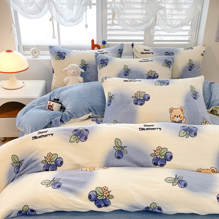 91家纺网 家纺一手货源 找家纺 鸿羽樱家纺《原伊菲晓》 2025新款小清新牛奶绒印花四件套 蓝莓小熊