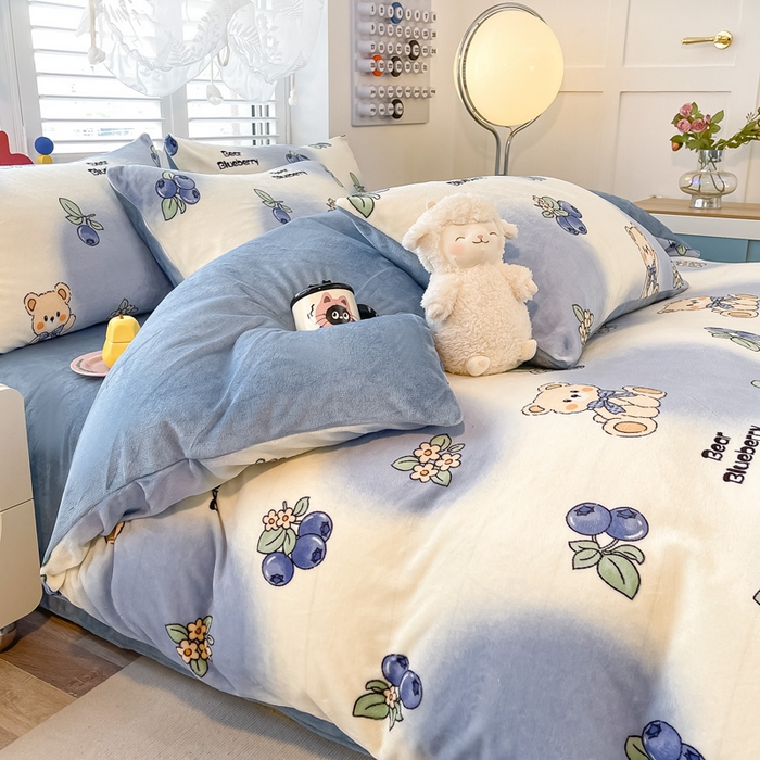 91家纺网 家纺一手货源 找家纺 鸿羽樱家纺《原伊菲晓》 2025新款小清新牛奶绒印花四件套 蓝莓小熊