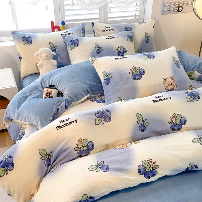 91家纺网 家纺一手货源 找家纺 鸿羽樱家纺《原伊菲晓》 2025新款小清新牛奶绒印花四件套 蓝莓小熊