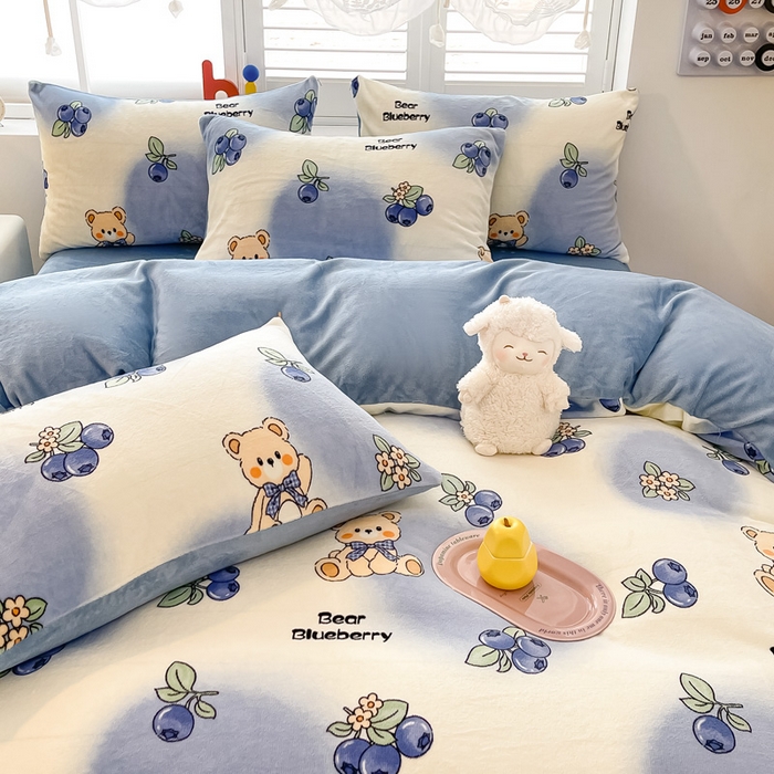 91家纺网 家纺一手货源 找家纺 鸿羽樱家纺《原伊菲晓》 2025新款小清新牛奶绒印花四件套 蓝莓小熊