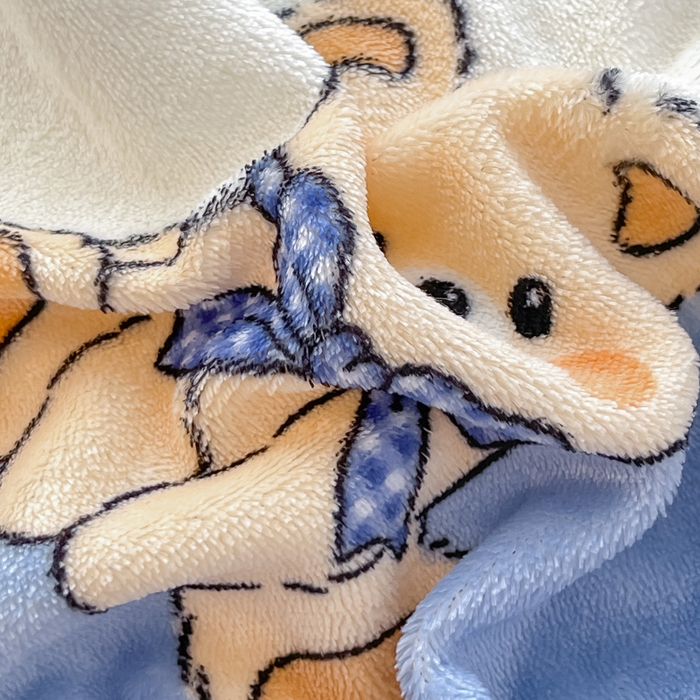 91家纺网 家纺一手货源 找家纺 鸿羽樱家纺《原伊菲晓》 2025新款小清新牛奶绒印花四件套 蓝莓小熊