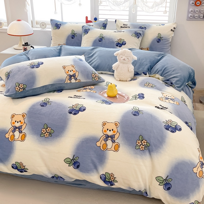 91家纺网 家纺一手货源 找家纺 鸿羽樱家纺《原伊菲晓》 2025新款小清新牛奶绒印花四件套 蓝莓小熊