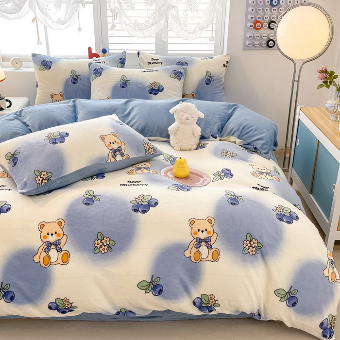 91家纺网 家纺一手货源 找家纺 鸿羽樱家纺《原伊菲晓》 2025新款小清新牛奶绒印花四件套 蓝莓小熊