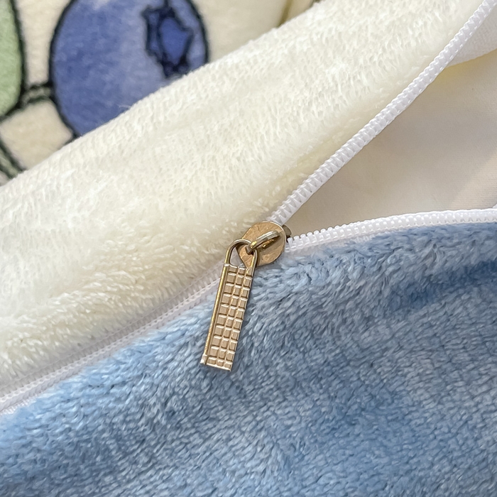 91家纺网 家纺一手货源 找家纺 鸿羽樱家纺《原伊菲晓》 2025新款小清新牛奶绒印花四件套 蓝莓小熊