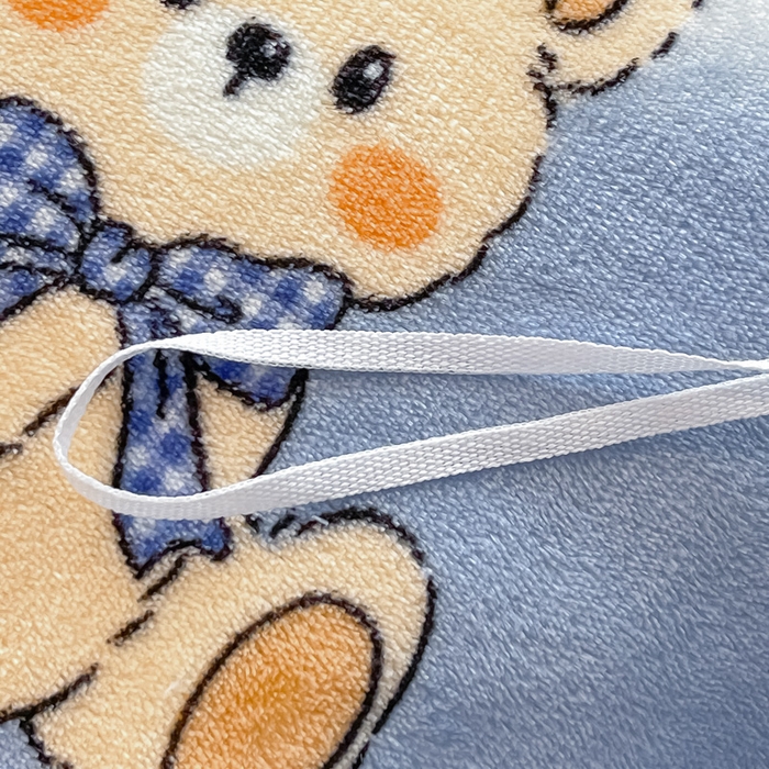 91家纺网 家纺一手货源 找家纺 鸿羽樱家纺《原伊菲晓》 2025新款小清新牛奶绒印花四件套 蓝莓小熊