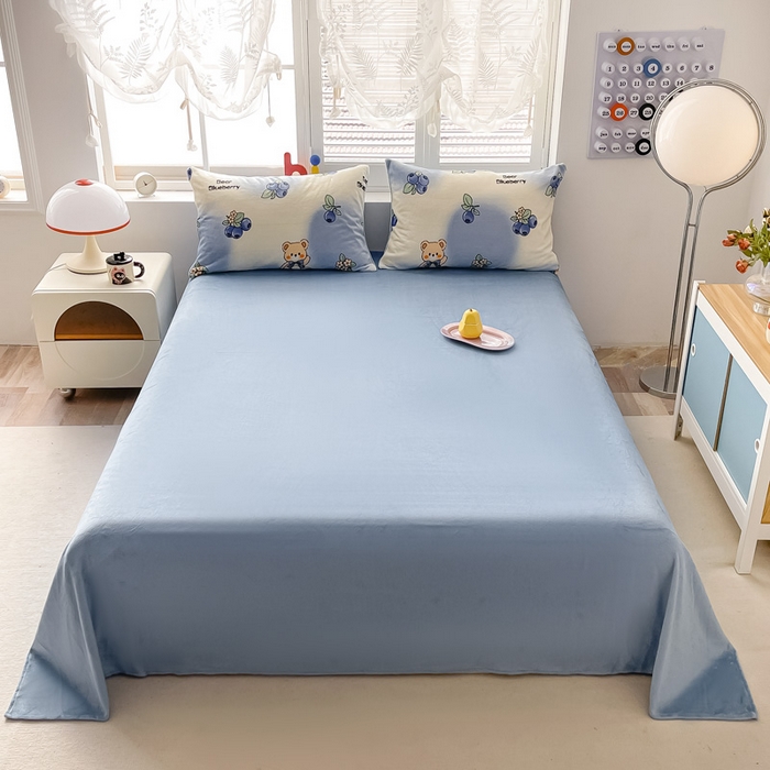 91家纺网 家纺一手货源 找家纺 鸿羽樱家纺《原伊菲晓》 2025新款小清新牛奶绒印花四件套 蓝莓小熊