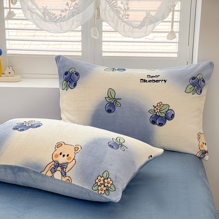 91家纺网 家纺一手货源 找家纺 鸿羽樱家纺《原伊菲晓》 2025新款小清新牛奶绒印花四件套 蓝莓小熊