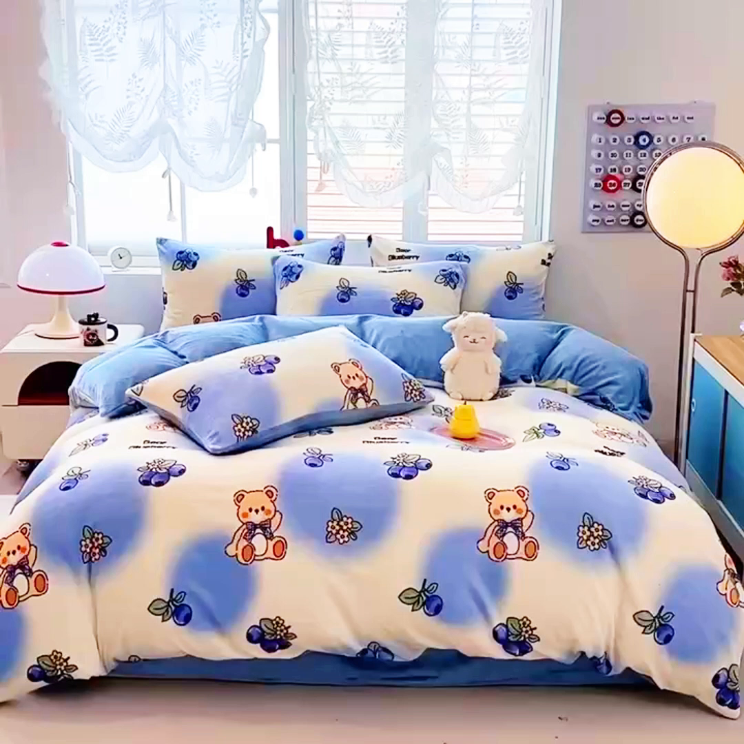 91家纺网 家纺一手货源 找家纺 鸿羽樱家纺《原伊菲晓》 2025新款小清新牛奶绒印花四件套 蓝莓小熊