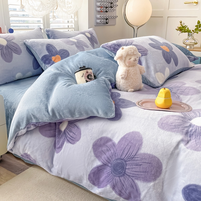 91家纺网 家纺一手货源 找家纺 鸿羽樱家纺《原伊菲晓》 2025新款小清新牛奶绒印花四件套 浪漫花语