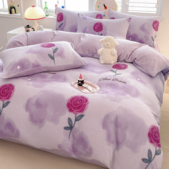 91家纺网 家纺一手货源 找家纺 鸿羽樱家纺《原伊菲晓》 2025新款小清新牛奶绒印花四件套 玫瑰情