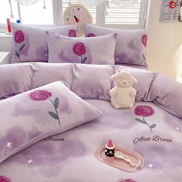 91家纺网 家纺一手货源 找家纺 鸿羽樱家纺《原伊菲晓》 2025新款小清新牛奶绒印花四件套 玫瑰情