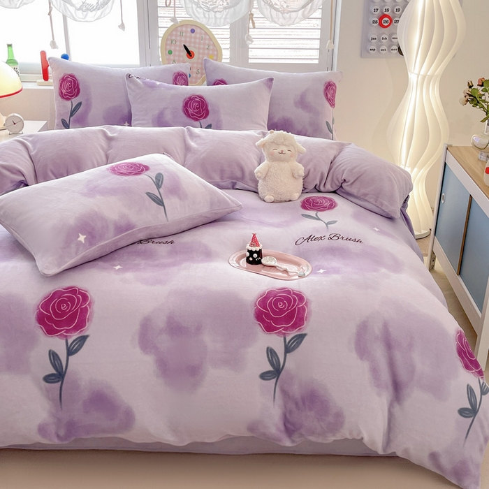 91家纺网 家纺一手货源 找家纺 鸿羽樱家纺《原伊菲晓》 2025新款小清新牛奶绒印花四件套 玫瑰情