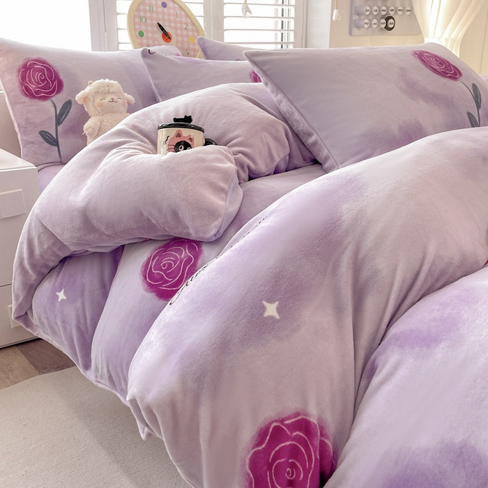 91家纺网 家纺一手货源 找家纺 鸿羽樱家纺《原伊菲晓》 2025新款小清新牛奶绒印花四件套 玫瑰情