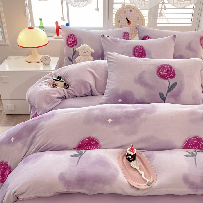 91家纺网 家纺一手货源 找家纺 鸿羽樱家纺《原伊菲晓》 2025新款小清新牛奶绒印花四件套 玫瑰情