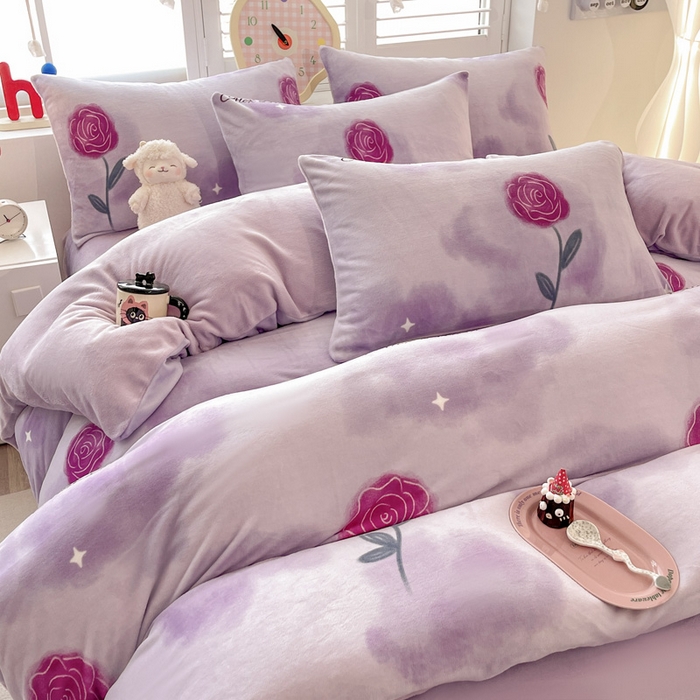 91家纺网 家纺一手货源 找家纺 鸿羽樱家纺《原伊菲晓》 2025新款小清新牛奶绒印花四件套 玫瑰情