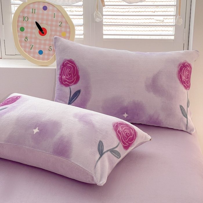 91家纺网 家纺一手货源 找家纺 鸿羽樱家纺《原伊菲晓》 2025新款小清新牛奶绒印花四件套 玫瑰情