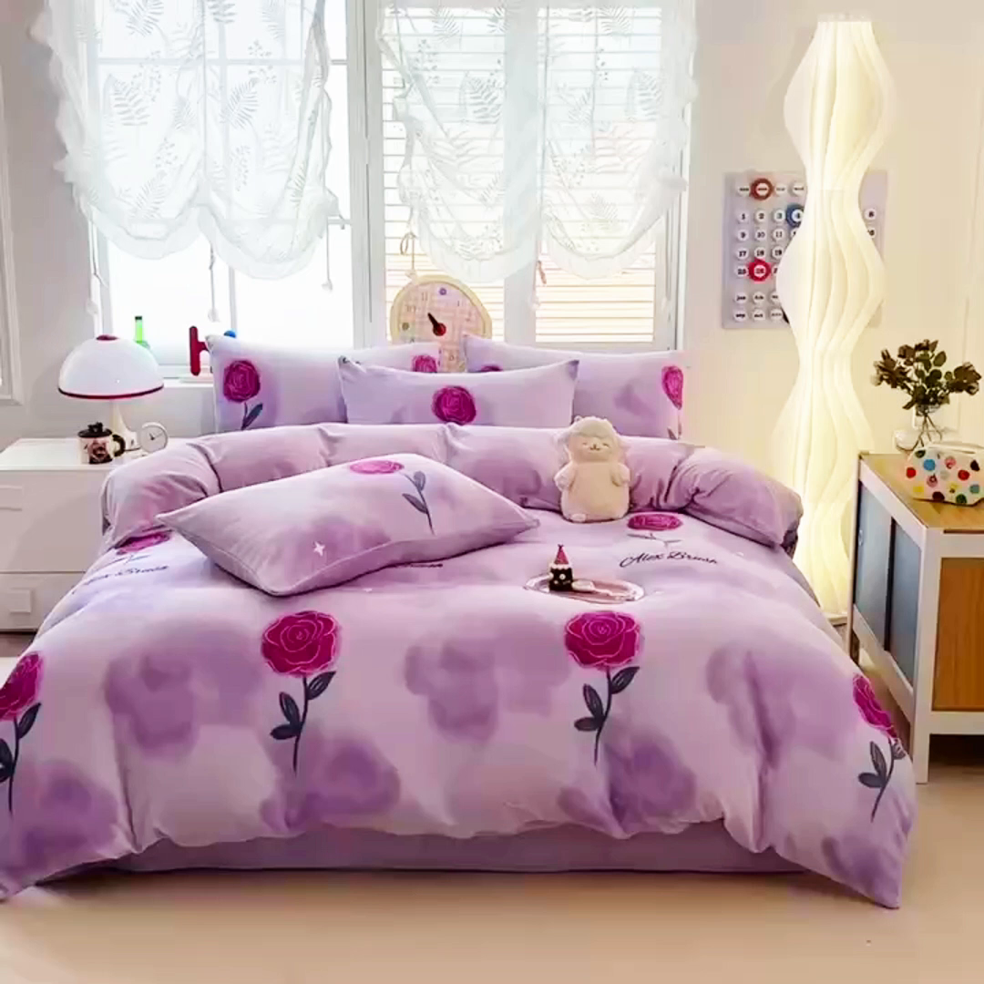 91家纺网 家纺一手货源 找家纺 鸿羽樱家纺《原伊菲晓》 2025新款小清新牛奶绒印花四件套 玫瑰情