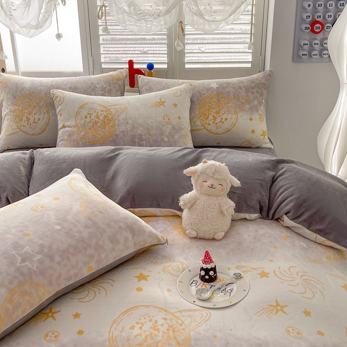 91家纺网 家纺一手货源 找家纺 鸿羽樱家纺《原伊菲晓》 2025新款小清新牛奶绒印花四件套 梦太空