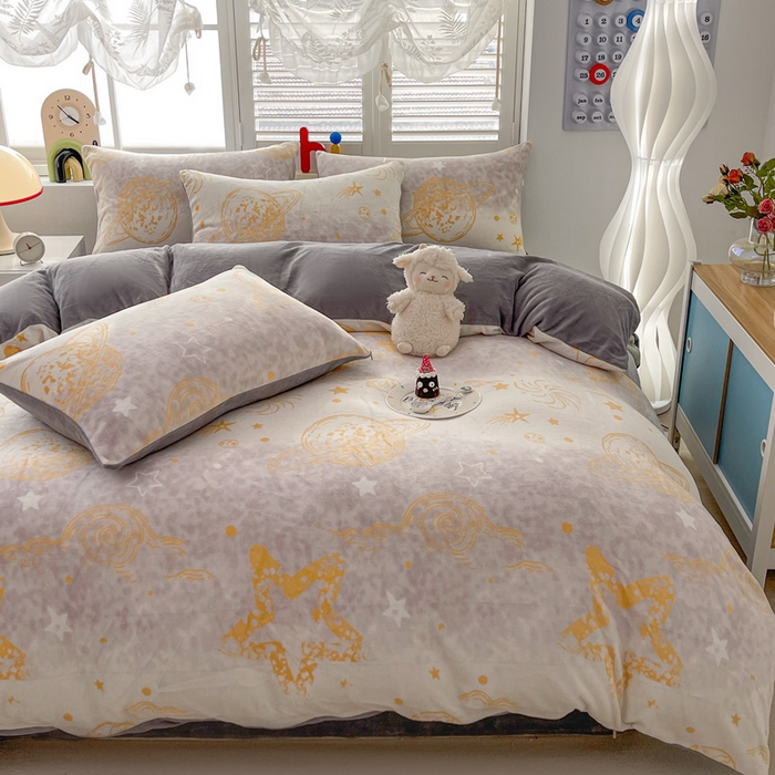 91家纺网 家纺一手货源 找家纺 鸿羽樱家纺《原伊菲晓》 2025新款小清新牛奶绒印花四件套 梦太空