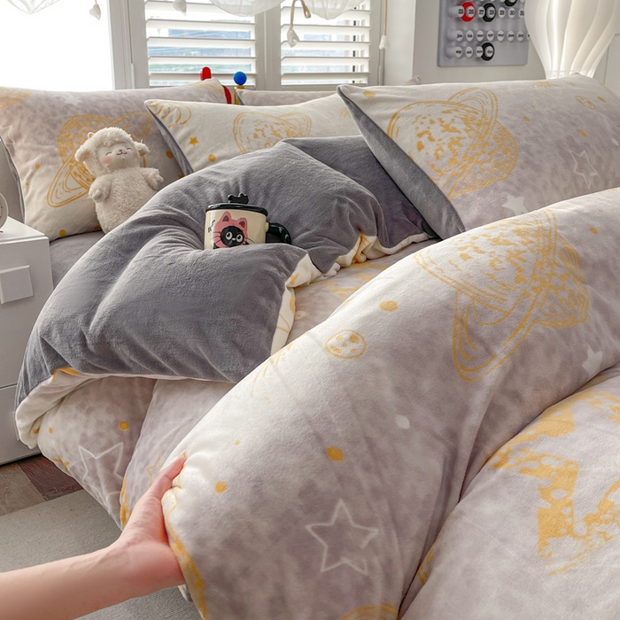 91家纺网 家纺一手货源 找家纺 鸿羽樱家纺《原伊菲晓》 2025新款小清新牛奶绒印花四件套 梦太空