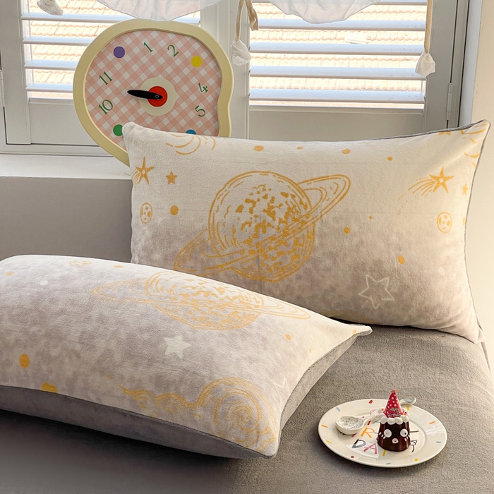 91家纺网 家纺一手货源 找家纺 鸿羽樱家纺《原伊菲晓》 2025新款小清新牛奶绒印花四件套 梦太空