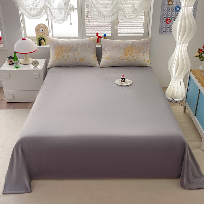 91家纺网 家纺一手货源 找家纺 鸿羽樱家纺《原伊菲晓》 2025新款小清新牛奶绒印花四件套 梦太空