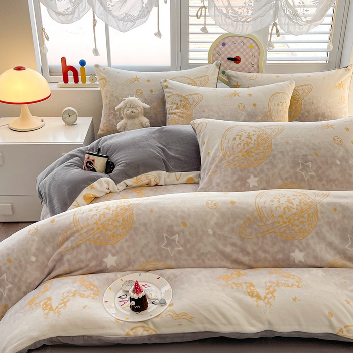 91家纺网 家纺一手货源 找家纺 鸿羽樱家纺《原伊菲晓》 2025新款小清新牛奶绒印花四件套 梦太空