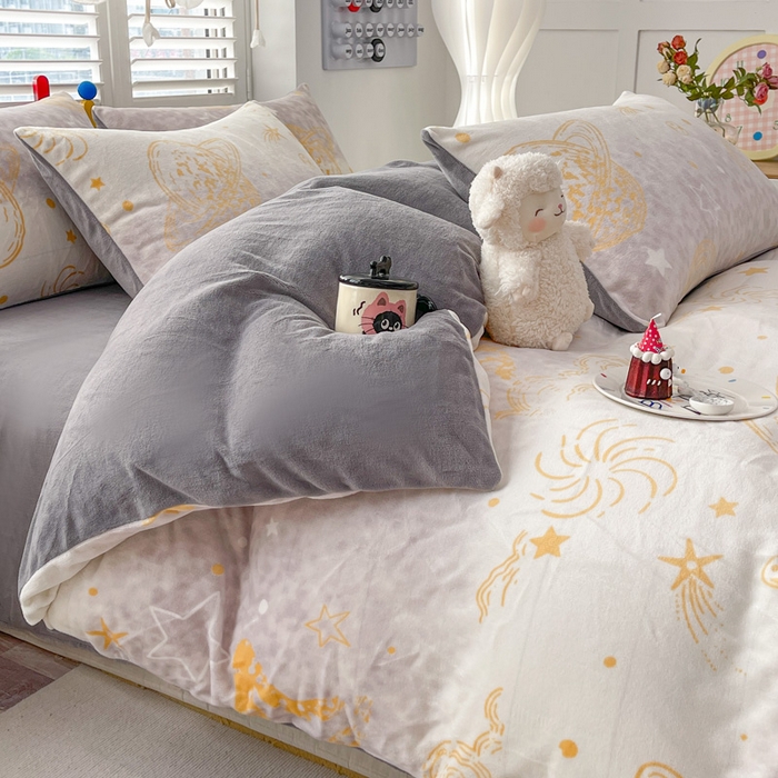 91家纺网 家纺一手货源 找家纺 鸿羽樱家纺《原伊菲晓》 2025新款小清新牛奶绒印花四件套 梦太空