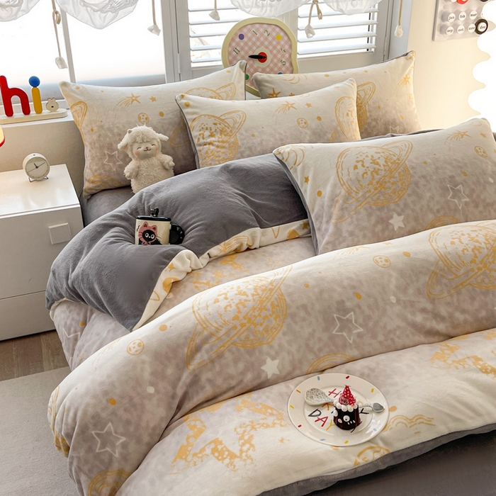 91家纺网 家纺一手货源 找家纺 鸿羽樱家纺《原伊菲晓》 2025新款小清新牛奶绒印花四件套 梦太空