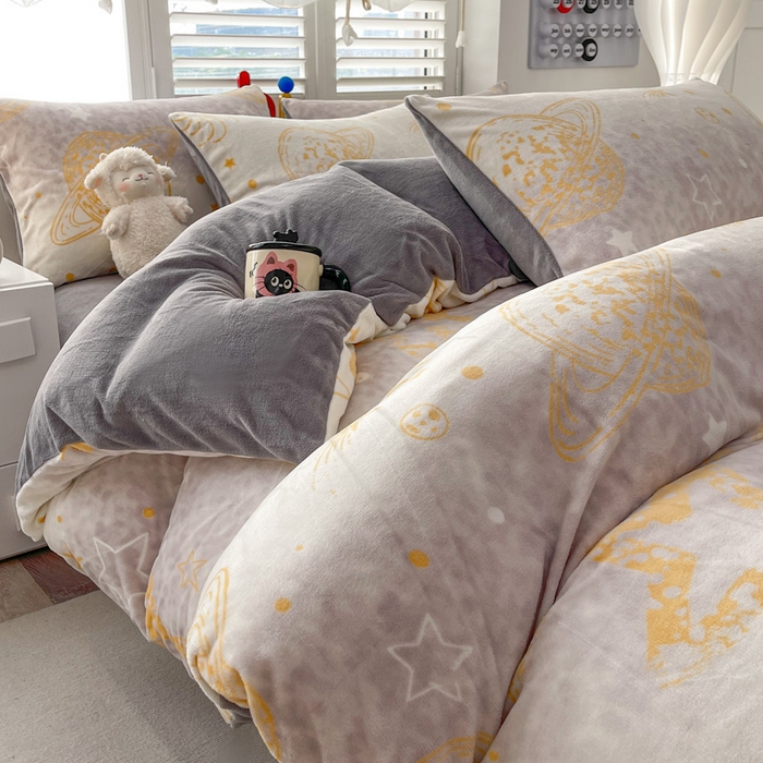 91家纺网 家纺一手货源 找家纺 鸿羽樱家纺《原伊菲晓》 2025新款小清新牛奶绒印花四件套 梦太空