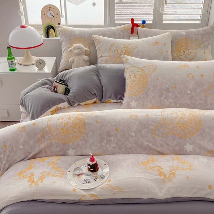 91家纺网 家纺一手货源 找家纺 鸿羽樱家纺《原伊菲晓》 2025新款小清新牛奶绒印花四件套 梦太空