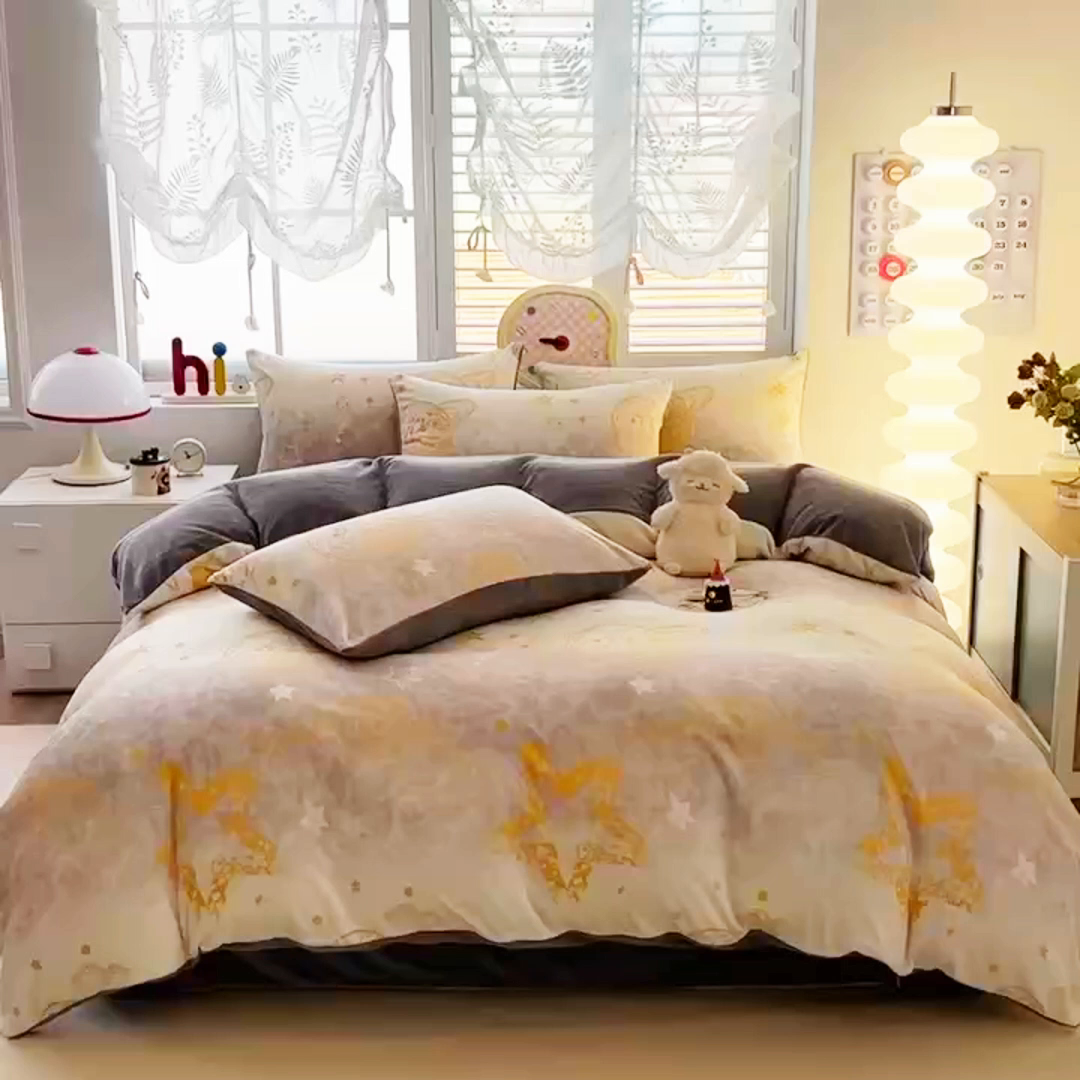 91家纺网 家纺一手货源 找家纺 鸿羽樱家纺《原伊菲晓》 2025新款小清新牛奶绒印花四件套 梦太空