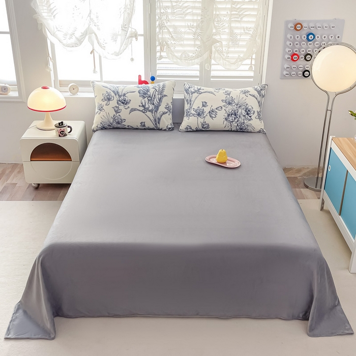 91家纺网 家纺一手货源 找家纺 鸿羽樱家纺《原伊菲晓》 2025新款小清新牛奶绒印花四件套 倾城花语-灰