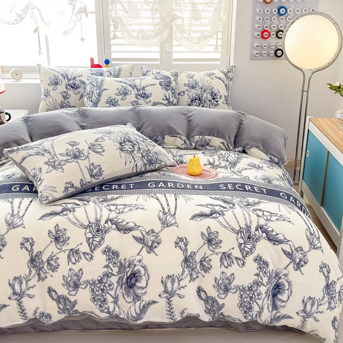 91家纺网 家纺一手货源 找家纺 鸿羽樱家纺《原伊菲晓》 2025新款小清新牛奶绒印花四件套 倾城花语-灰