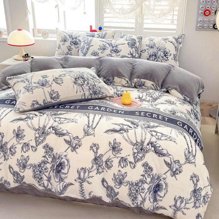 91家纺网 家纺一手货源 找家纺 鸿羽樱家纺《原伊菲晓》 2025新款小清新牛奶绒印花四件套 倾城花语-灰