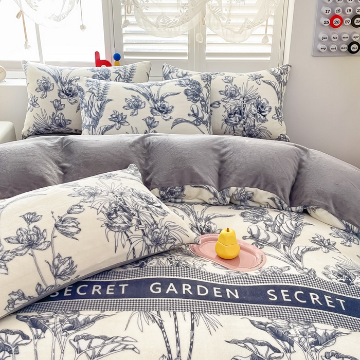 91家纺网 家纺一手货源 找家纺 鸿羽樱家纺《原伊菲晓》 2025新款小清新牛奶绒印花四件套 倾城花语-灰