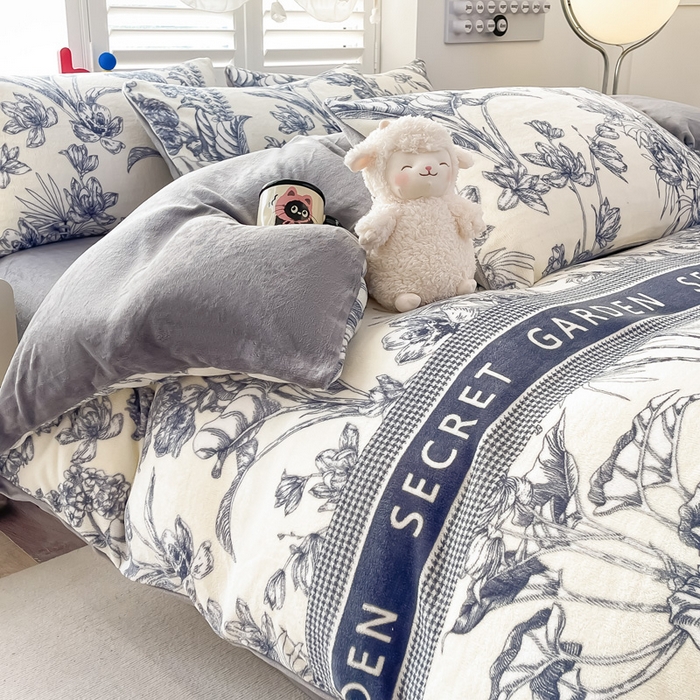 91家纺网 家纺一手货源 找家纺 鸿羽樱家纺《原伊菲晓》 2025新款小清新牛奶绒印花四件套 倾城花语-灰