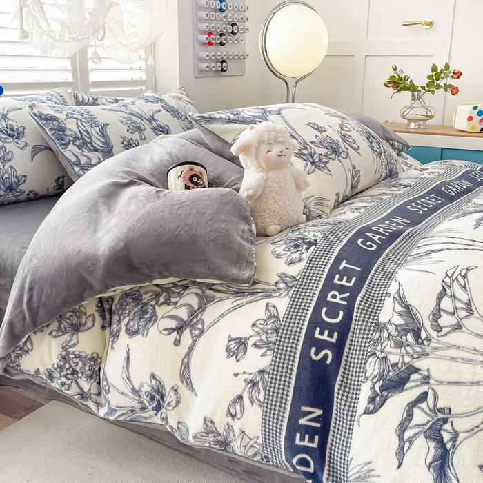 91家纺网 家纺一手货源 找家纺 鸿羽樱家纺《原伊菲晓》 2025新款小清新牛奶绒印花四件套 倾城花语-灰