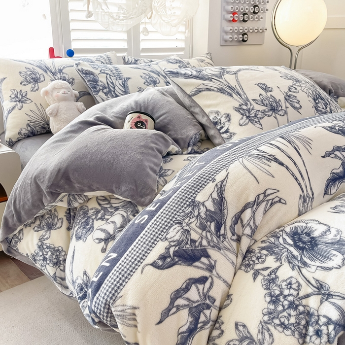 91家纺网 家纺一手货源 找家纺 鸿羽樱家纺《原伊菲晓》 2025新款小清新牛奶绒印花四件套 倾城花语-灰